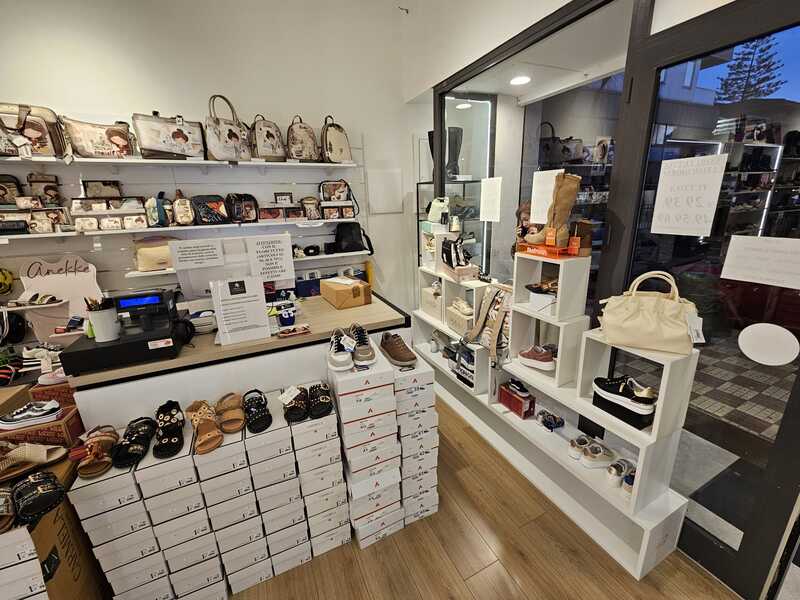 arredamento negozio scarpe Sassari